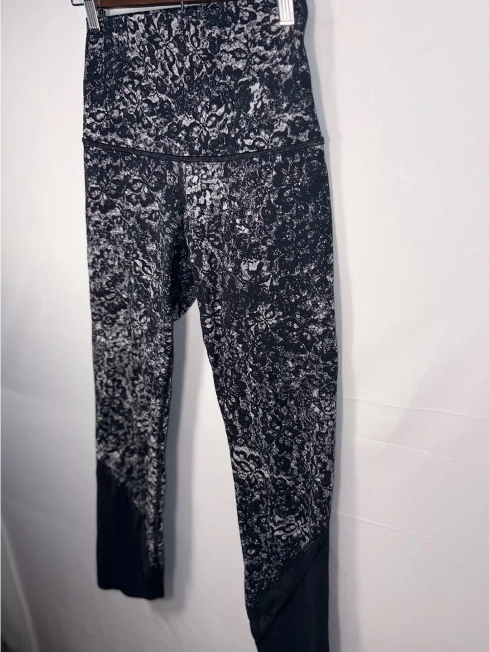 lululemon athletica Women Black & White Floral-Print High-Rise Leggings Size 6/S
